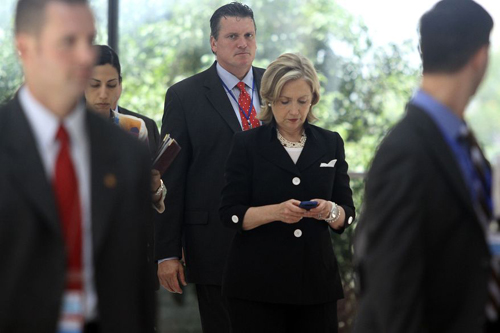 Hơn 300 thư điện tử của bà Clinton bị nghi vấn